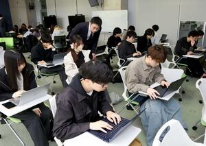 県立大データサイエンス経済コースの授業。今後は県内企業との連携も見据える=新潟市東区