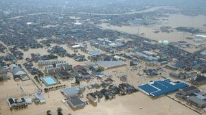 濁流が流れ込んだ三条市=2004年7月14日