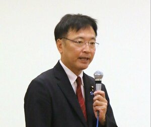 日米関税交渉について説明する内閣府の国定勇人政務官=21日、三条市