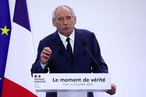 記者会見で財政再建策について説明するフランスのバイル首相=15日、パリ(ロイター=共同)