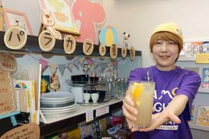 ノンアルコールカクテルを提供し、「蚤の市」を開催しているパラダイスカフェ=加茂市下条