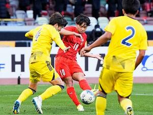 神村学園―鹿島学園 試合終了間際、チーム3点目のゴールを決める神村学園・佐々木(中央)=MUFG国立