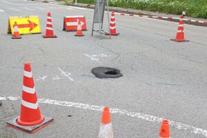 市道の陥没部分=22日、佐渡市梅津