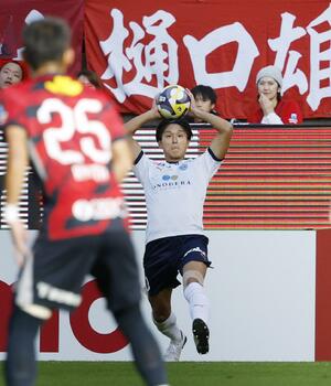 鹿島戦でロングスローを放つ横浜ＦＣの細井＝８日、メルスタ