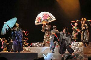 「南総里見八犬伝」を基にした歌劇を上演する魚沼産☆夢ひかり＝魚沼市干溝