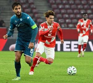 フィオレンティナ戦で攻め込むマインツの佐野(右)=マインツ(共同)