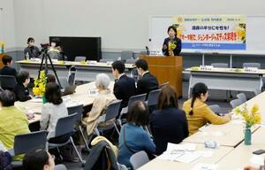 　国会で開かれた「Ｑの会」の集会＝６日午前