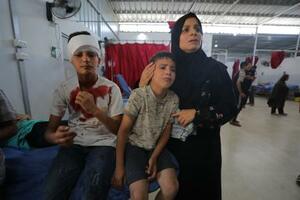 イスラエル軍の攻撃で負傷し、病院に搬送された子どもら=17日、パレスチナ自治区ガザ(ゲッティ=共同)