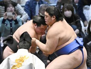 明生(左)を攻める大の里。押し出しで破る=エディオンアリーナ大阪