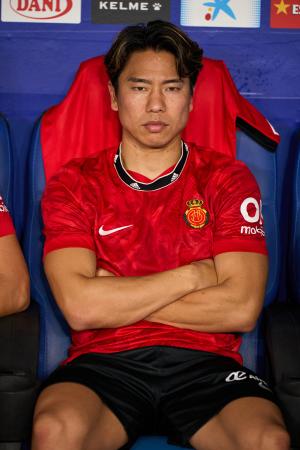 　エスパニョール戦の試合前、ベンチに腰掛けるマジョルカの浅野拓磨＝１５日、バルセロナ（ゲッティ＝共同）