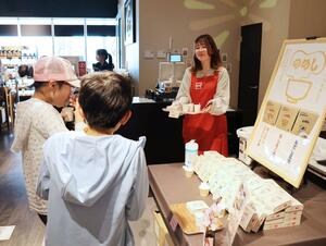 開発に携わった大学生が参加したコメのスープ「のめし」の試食販売=長岡市喜多町