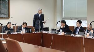 県北豪雨で被災したＪＲ米坂線の復旧について議論した建設公安委員会＝１１日、県議会