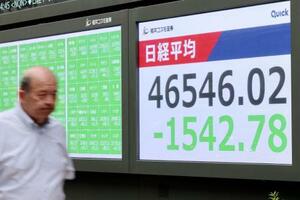 下げ幅が一時1500円を超えた日経平均株価を示すモニター=14日午後、東京都中央区