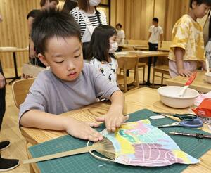 好みの絵柄のうちわを作ったワークショップ=上越市西本町3