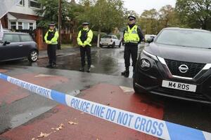 　昨年１０月、襲撃されたシナゴーグへ通じる道路を封鎖する警察官＝英中部マンチェスター（共同）