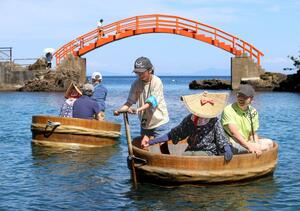 たらい舟の操縦を体験したこども記者ら＝佐渡市小木