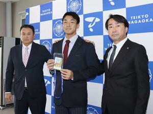 ロッテの中川隆治スカウト(右)からあいさつを受けた帝京長岡高の茨木佑太投手(中央)と芝草宇宙監督(左)=長岡市