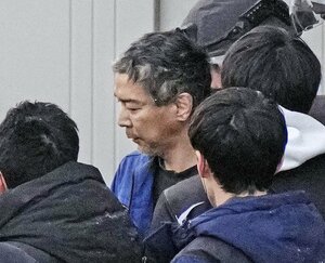 JR長野駅前で男女3人が殺傷された事件で、捜査員に囲まれて自宅を出る容疑者=1月26日午前7時24分、長野市