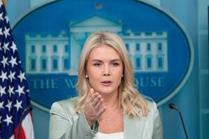 ホワイトハウスで記者会見するキャロライン・レビット米大統領報道官=9日、ワシントン(AP=共同)