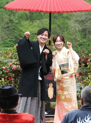今年の「つがわ狐の嫁入り行列」の花嫁花婿に選ばれた、倉持春香さん(右)と山本隆徳さん=5月3日、阿賀町津川