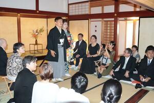佐渡奉行所跡の大広間で人前式を挙げた、原田光さんと梨奈さん夫妻=佐渡市相川広間町