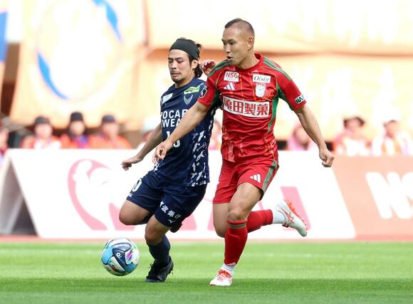 後半、攻め上がるDF早川史哉(15)=デンカビッグスワン