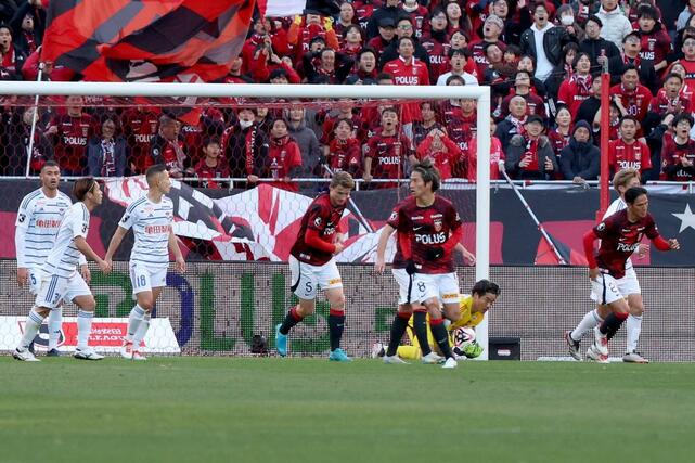 後半、シュートを防ぐＧＫ小島亨介＝埼玉スタジアム