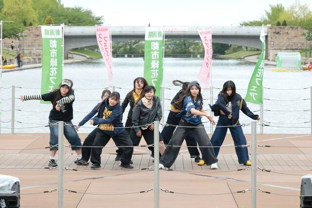 水上ステージで軽やかにダンスを踊る高校生＝新潟市中央区