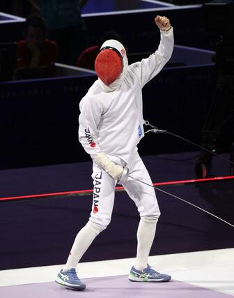 男子エペ団体決勝　日本－ハンガリー　古俣聖が１５－１５の同点に追いつくポイントを挙げガッツポーズ＝パリ（新潟日報社写真映像部・新井田悠）
