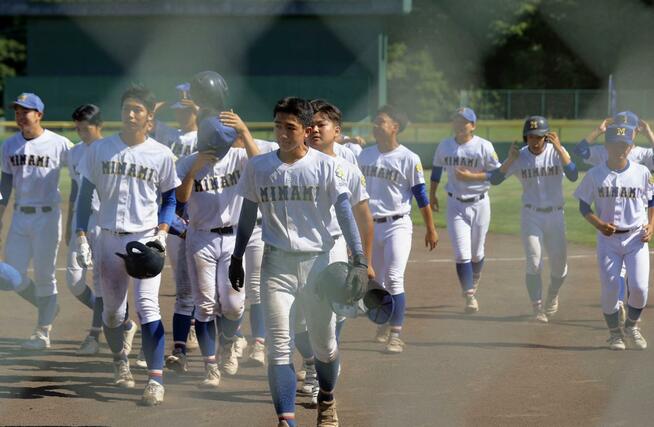 新発田南－新発田農　試合後、ベンチに戻る新発田南の選手ら＝新発田市五十公野公園野球場