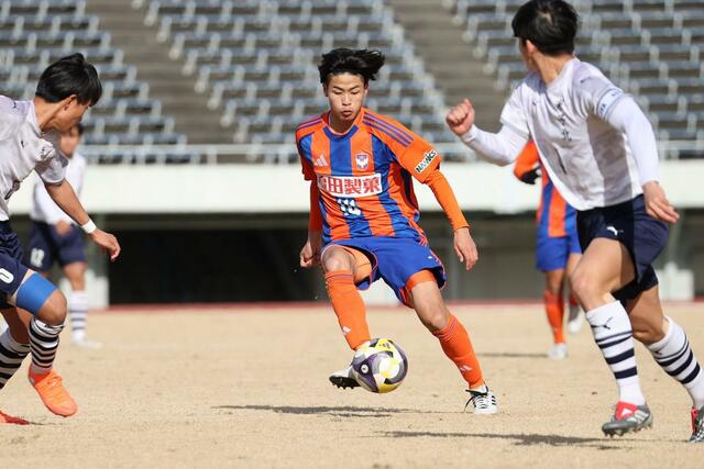 米子北高－アルビレックス新潟Ｕ－１８　前半、攻め込む新潟Ｕ－１８のＭＦ井本修都＝広島市