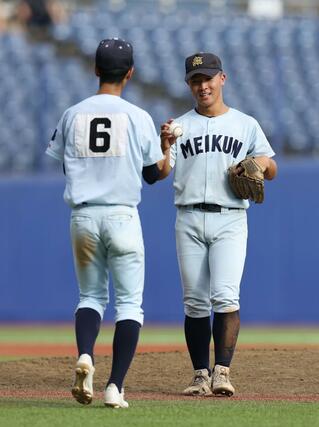 新潟明訓－帝京長岡　６回裏、先発の田村洸太郎（右）から今井巨（左）に投手交代＝エコスタ