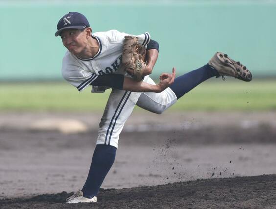 北越－長岡　２番手で登板した長岡の諸橋和弥＝９月１６日、新発田市五十公野公園野球場