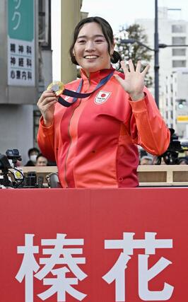 パリ五輪の陸上女子やり投げで金メダルを獲得し、地元の北海道旭川市でパレードする北口榛花選手＝１３日
