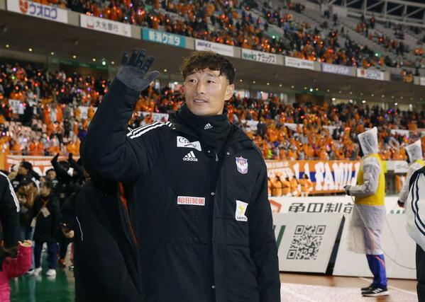 最終戦セレモニーを終え、場内を１周する新潟の選手たち。今季で退団するＤＦ田上大地＝ビッグスワン