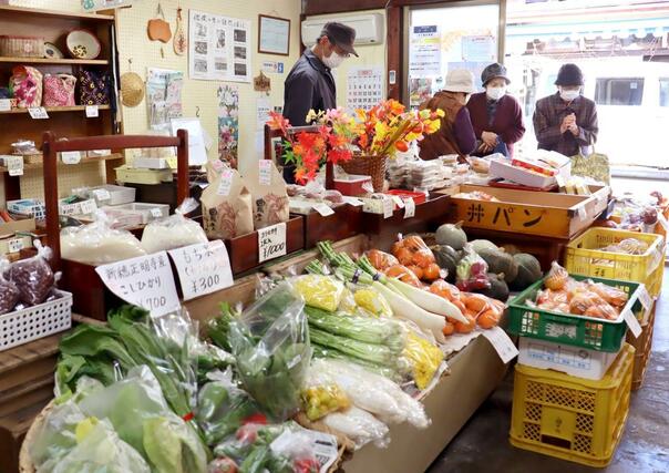 食料品や日用品がそろう「みなと四十物屋」＝佐渡市両津湊
