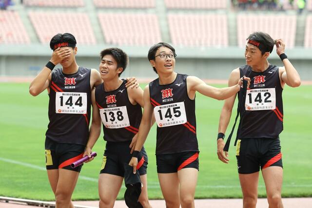 男子4×400メートルリレー決勝 優勝した新潟明訓。左から森飛遥、星山海燕、和田壮太朗、坂井駿介=デンカビッグスワン