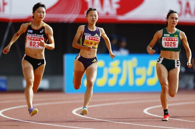 女子８００メートル決勝　力走する久保凜（中央）ら＝パロマ瑞穂スタジアム
