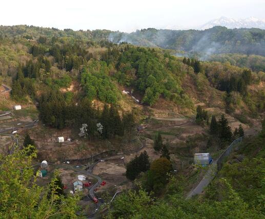 山から煙が立ち上る山古志地域＝２６日、長岡市山古志南平