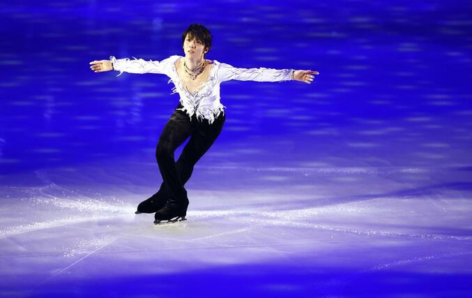 東日本大震災から１５年に合わせたアイスショーで演技する羽生結弦さん＝７日、宮城県利府町のセキスイハイムスーパーアリーナ