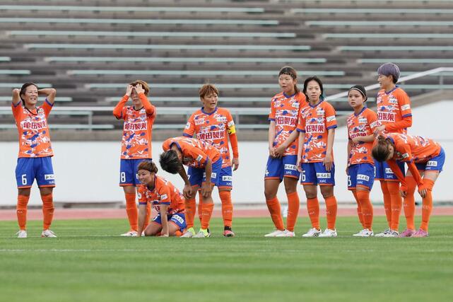 新潟Ｌ－三菱重工浦和Ｌ　延長ＰＫ戦の末敗れ、肩を落とす新潟Ｌの選手たち＝２５日、新潟市陸上競技場