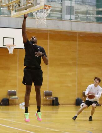 山口戦に向け、練習するムトンボ＝弥彦村