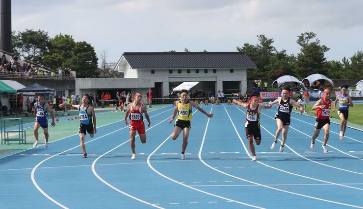 上山の德永大和(右から4人目)が競り勝った男子100メートル決勝=新発田市