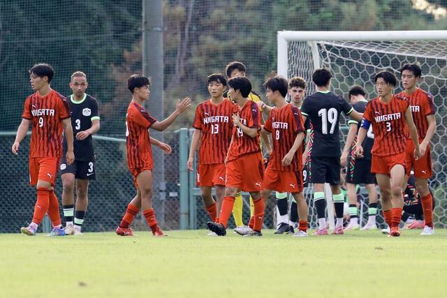 ３－１で勝利し、喜ぶ新潟選抜＝１１日　新発田市のサンスポーツランドしばた