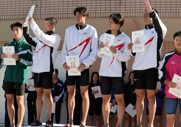 男子400メートルリレーで優勝し、表彰式で声援に応える日本文理の選手たち=福井県敦賀市