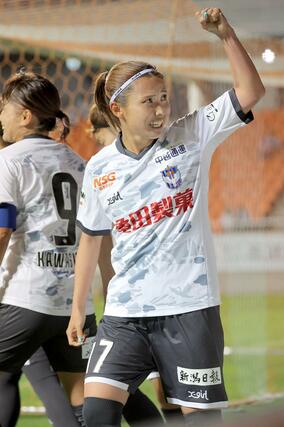 長野ー新潟Ｌ　後半１２分、ＭＦ滝川結女がシュートを決め１－０＝長野市