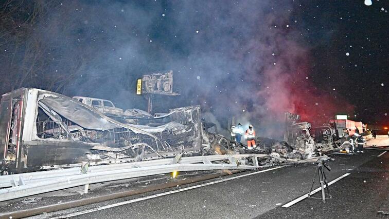 多重事故現場によって焼け焦げた事故車両＝２７日午前１時３０分ごろ、群馬県みなかみ町、関越道下り線の水上インターチェンジ付近（上毛新聞社提供）