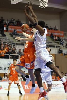 新潟-徳島 第2クオーター、新潟のポーグ健がシュートを決めて28-16=東総合スポーツセンター