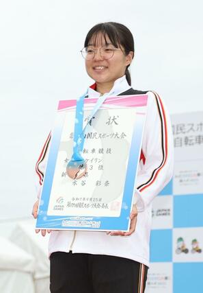 女子ケイリン 3位の水谷彩奈が表彰台で笑顔=京都府向日市