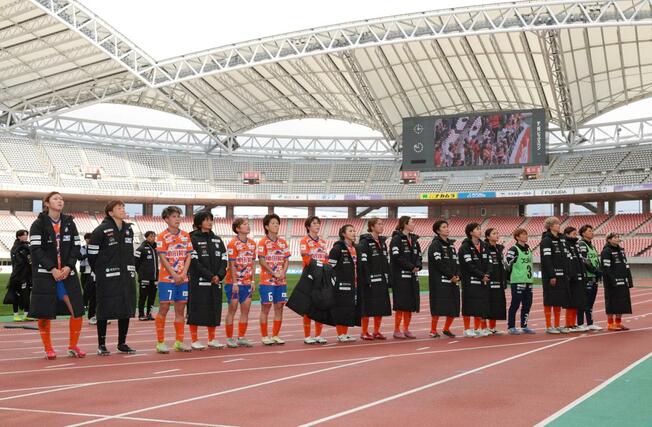 試合後、サポーターにあいさつする新潟Ｌの選手たち＝ビッグスワン